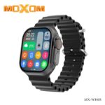 Pamje e një orë inteligjente Moxom, dizajn modern dhe elegant, me ekran të qartë dhe funksione të avancuara.